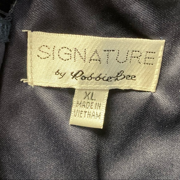 Signature Lace Dress - Picture 5 of 6